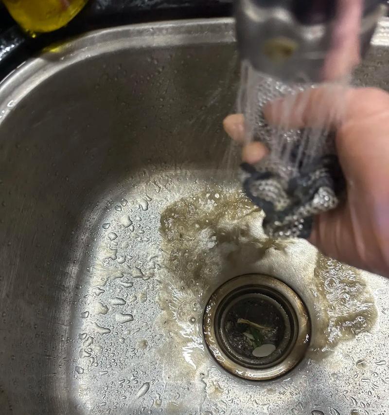 抽油烟机清洗后变黄的原因及解决方法（如何有效清洗抽油烟机防止变黄）  第1张