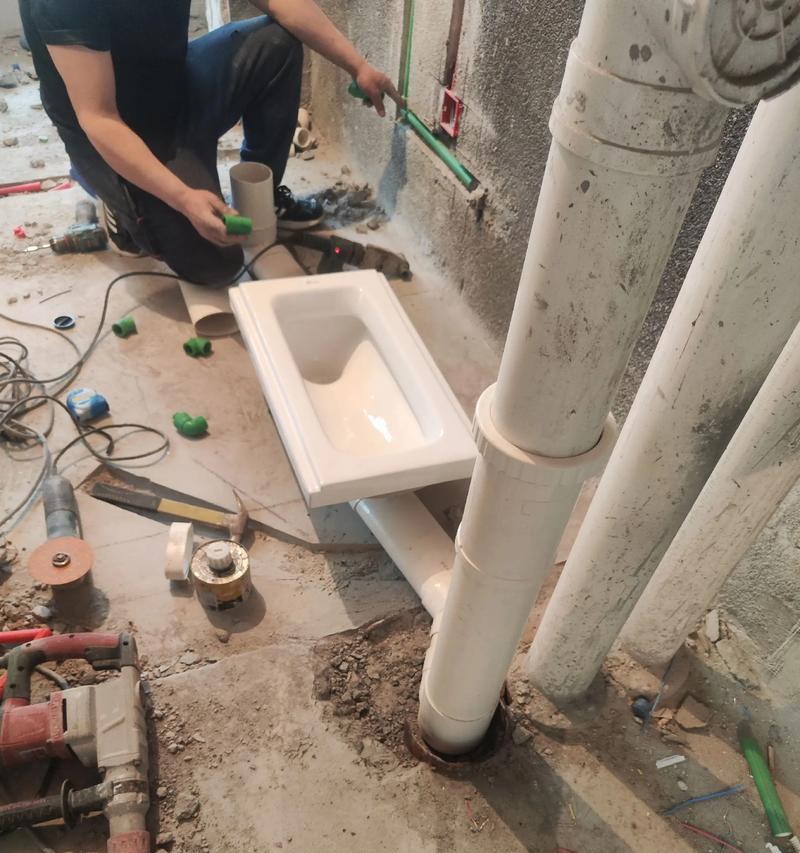 蹲便器堵了下不去水怎么办？（解决蹲便器堵塞问题的实用方法）  第3张