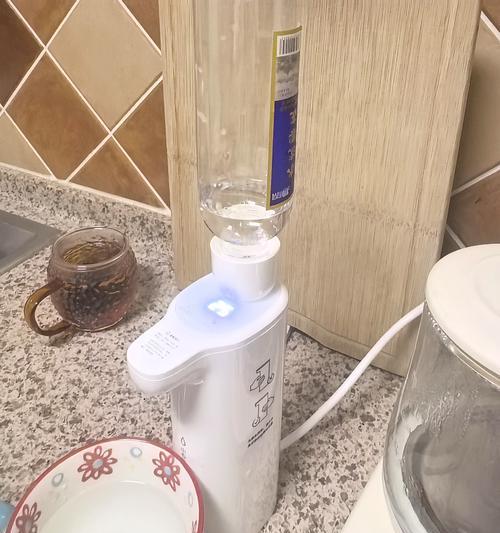 现代饮水机漏水的原因及解决办法（探究现代饮水机漏水的根本问题，教你如何有效解决饮水机漏水难题）  第1张
