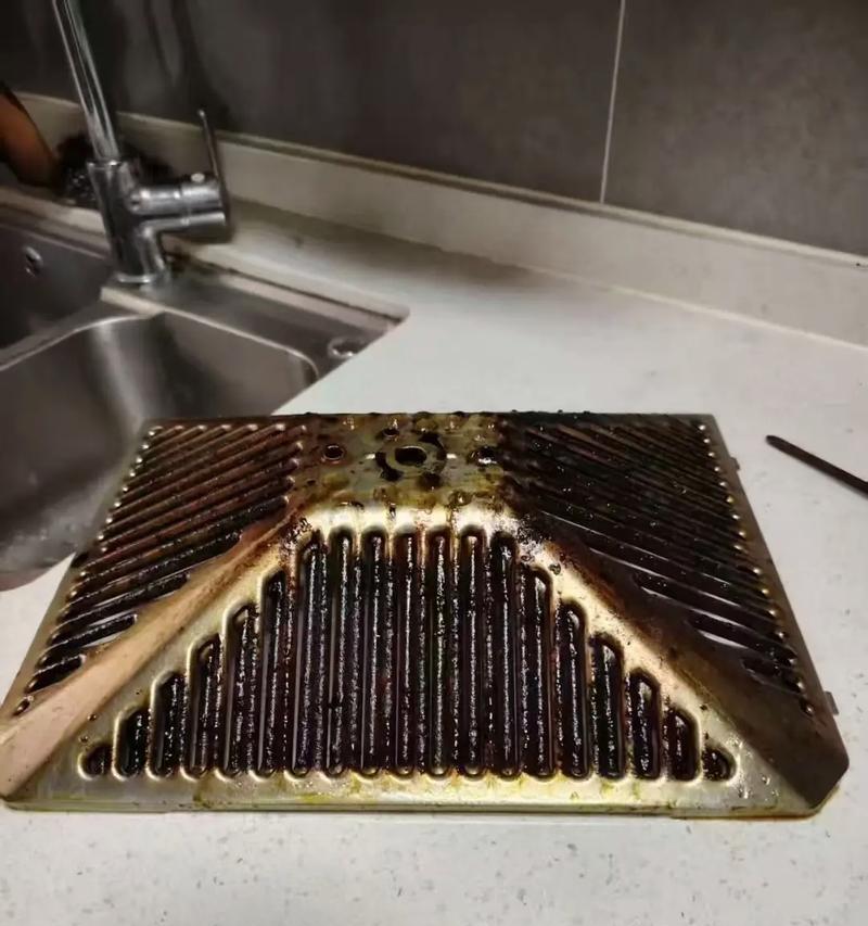 清洗抽油烟机水管的小技巧（轻松应对油污的秘诀，让你的油烟机“通气畅行”）  第2张