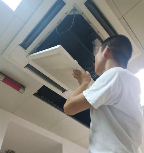 清洗抽油烟机水管的小技巧（轻松应对油污的秘诀，让你的油烟机“通气畅行”）  第1张