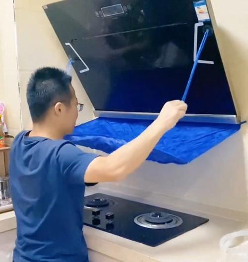 油烟机污渍太多怎么清洗（解决家中油烟机污渍问题的有效方法）  第3张