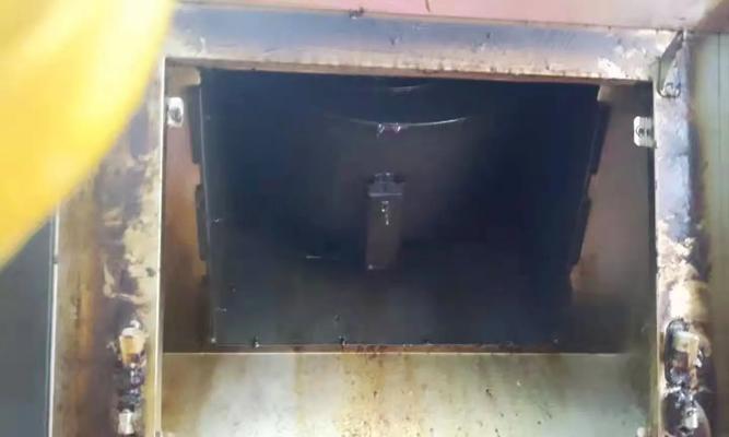 如何拆卸油烟机清洗后盖（简单步骤教你轻松清洁油烟机）  第3张