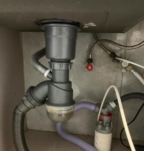 洗碗机漏水的处理方法（解决家用洗碗机漏水问题的实用技巧）  第1张