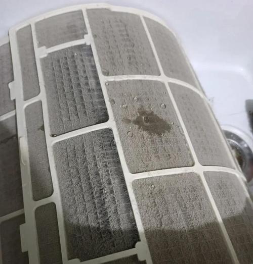 空调挂机风轮清洗的方法与技巧（轻松解决空调挂机风轮堵塞问题）  第1张